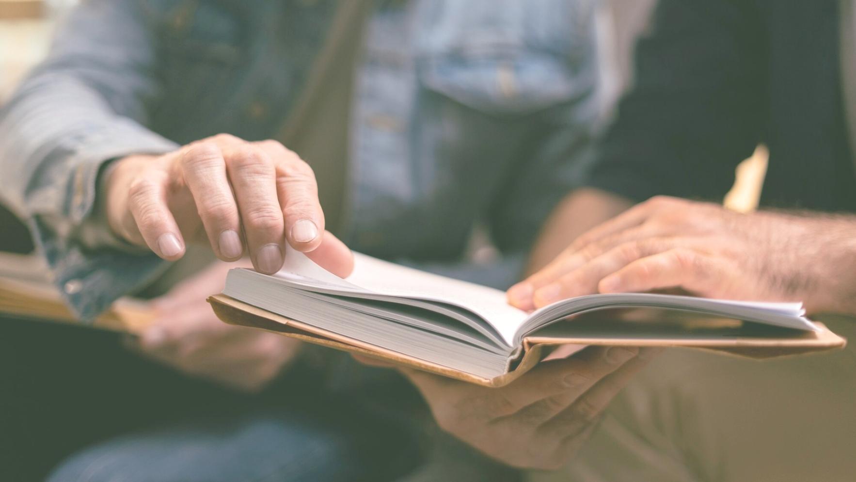 Équipe collaborative travaillant sur le montage d'un documentaire