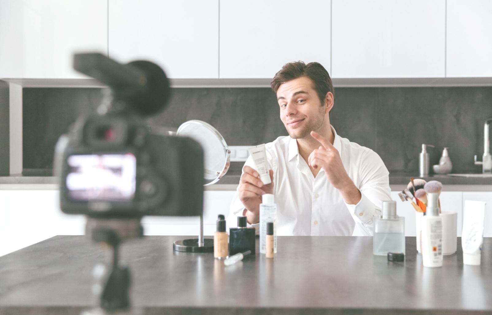 Étudiants travaillant en collaboration sur un projet de montage documentaire