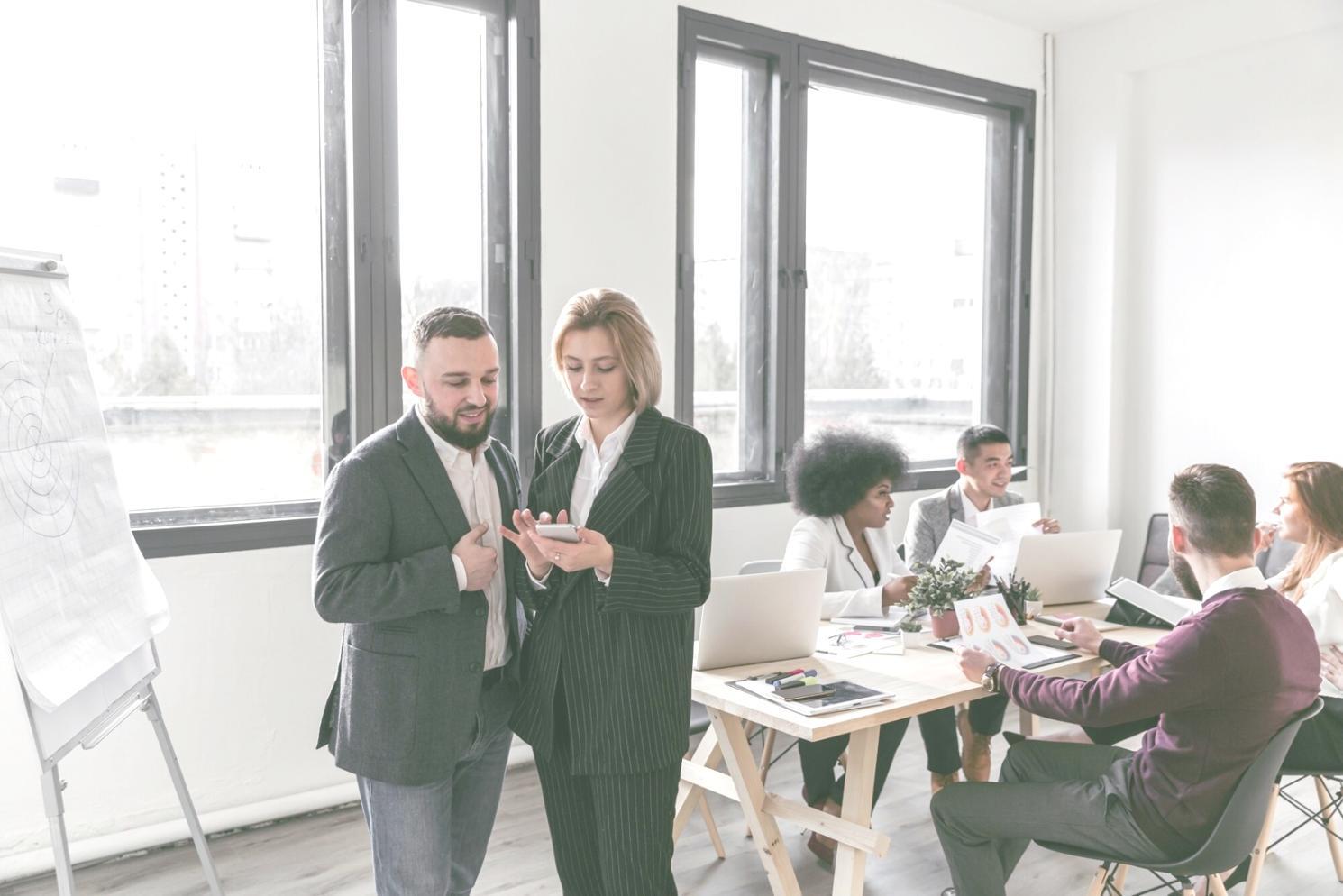 Salle de formation moderne avec postes de montage individuels
