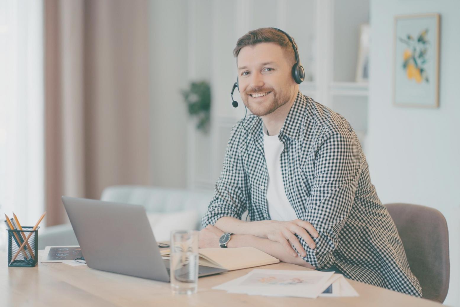 Studio de montage documentaire professionnel avec équipements de pointe